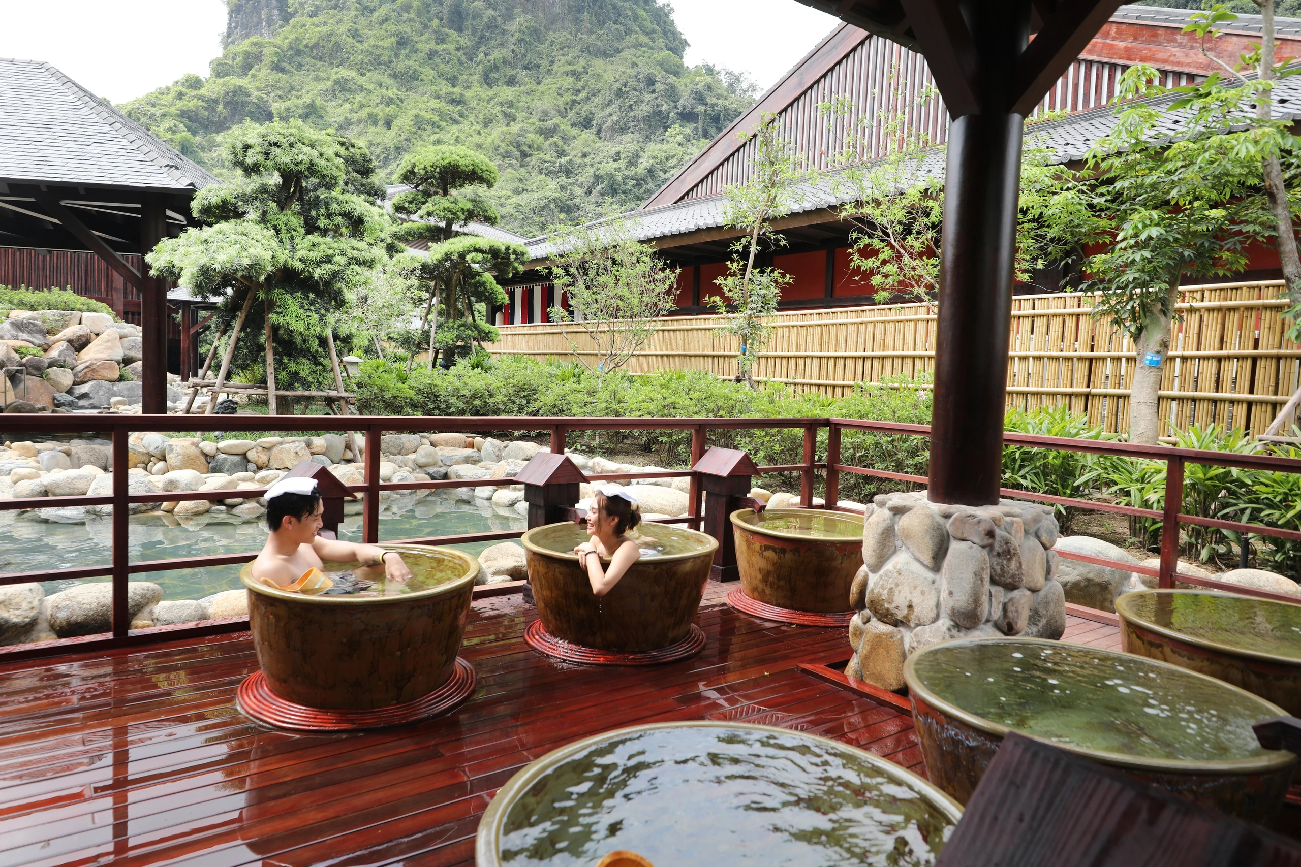 Yoko Onsen Quang Hanh nằm giữa cảnh quan thiên nhiên hùng vĩ